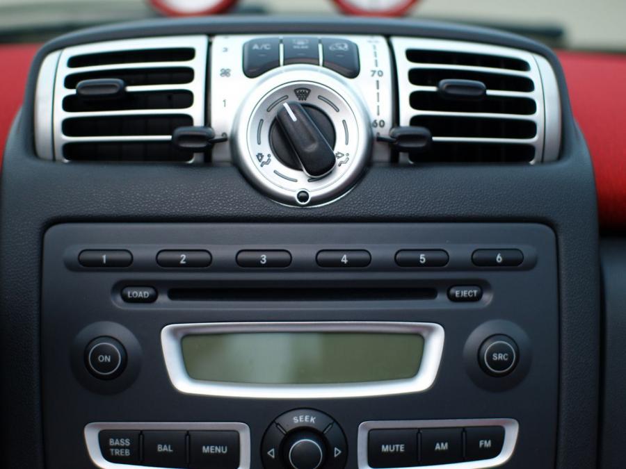 Детали интерьера Smart ForTwo 2009 года  (фото 13 из 39)